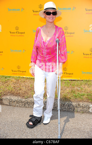 Susan Sarandon ad una apparizione pubblica per il 2010 Veuve Clicquot Polo Classic, Governors Island, New York, NY Giugno 27, 2010. Foto Foto Stock