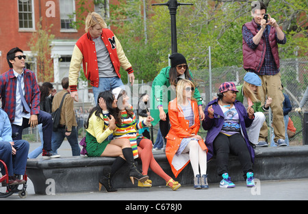 (In piedi) Harry Shum, Chord cavalcavia, Jenna Ushkowitz, Cory Monteith, (seduto) Naya Rivera, Lea Michele, Dianna Agron, ambra Foto Stock