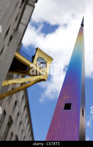 Leeds Sala Civica di orologio in oro e un marcatore obelisco con la lapide che ricorda l'inaugurazione del Millennium Square da Nelson Mandela Foto Stock