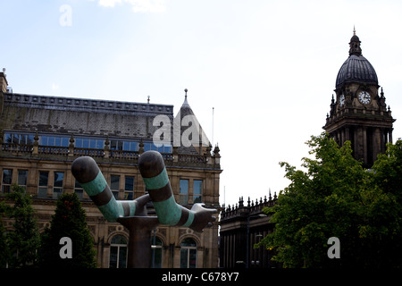 "Entrambi i bracci' statua è un 16' alta scultura in bronzo situato nel giardino di Mandela del Millennium Square, Leeds, West Yorkshire. Foto Stock