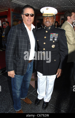 Andy Garcia, Lt. Gen. Willie Williams presso la cerimonia di induzione per la stella sulla Hollywood Walk of Fame Cerimonia per Joe Mantegna, Hollywood Boulevard, Los Angeles, CA, 29 aprile 2011. Foto Da: Michael Germana/Everett Collection Foto Stock