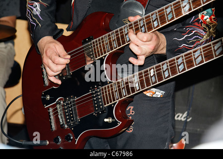 La band : il LED Zep troppo (omaggio ai Led Zeppelin), doppio collo chitarra, concerto in Mayenne (Francia). Foto Stock