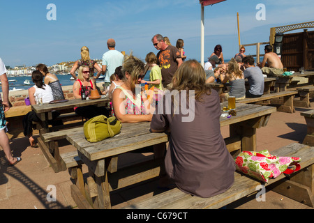 I bevitori in seduta il Ferry Boat Inn al di fuori del giardino in Shaldon Devon Foto Stock