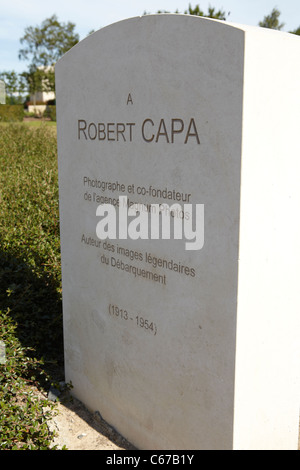 Fotografo di guerra, Robert Capa memorial vicino a Bayeux Cimitero di Guerra, Normandia, Francia Foto Stock