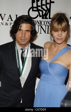 Ignacio "Nacho' Figueras, Delfina Blaquier presso gli arrivi per la venticinquesima edizione del Grande Sport Cena di leggende, Waldorf-Astoria Hotel, New York, NY Settembre 27, 2010. Foto di: William D. Bird/Everett Collection Foto Stock