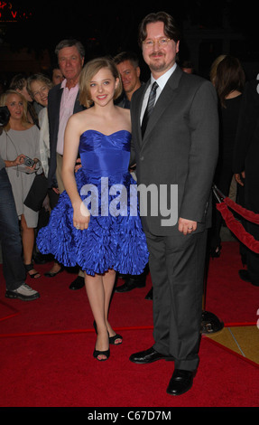 Chloe Moretz, Matt Reeves presso gli arrivi per LET ME IN Premiere, Bruin Theatre, Westwood Village, Los Angeles, CA. 27 settembre, 2010. Foto di: Elizabeth Goodenough/Everett Collection Foto Stock