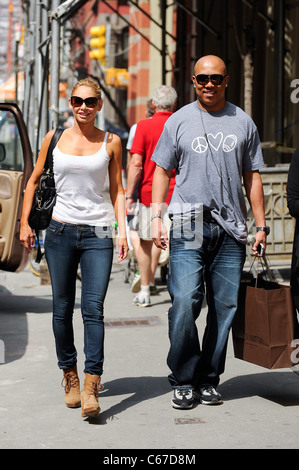 Kym Johnson, Hines Ward, camminare in Soho fuori e circa per celebrità CANDIDS - MER, , New York, NY Maggio 25, 2011. Foto di: Ray Tamarra/Everett Collection Foto Stock