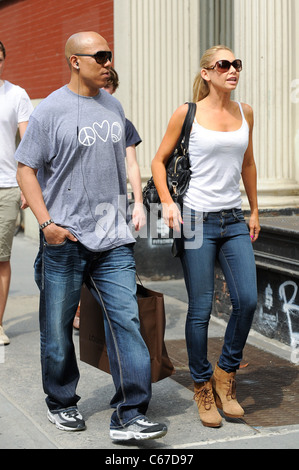 Hines Ward, Kym Johnson, a piedi in Soho fuori e circa per celebrità CANDIDS - MER, , New York, NY Maggio 25, 2011. Foto di: Ray Tamarra/Everett Collection Foto Stock