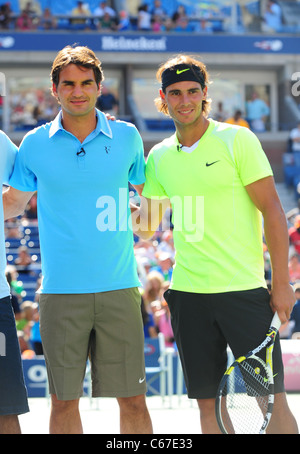 Roger Federer Rafael Nadal ad una apparizione pubblica per il 2010 Arthur Ashe Kids Day, USTA Billie Jean King National Tennis Center, Foto Stock