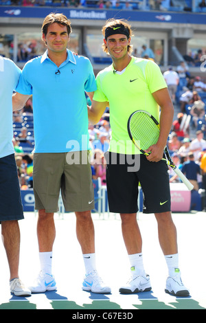 Roger Federer Rafael Nadal ad una apparizione pubblica per il 2010 Arthur Ashe Kids Day, USTA Billie Jean King National Tennis Center, Foto Stock