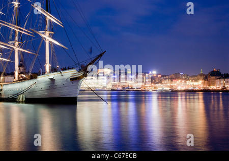 Nave di notte la baia di Stoccolma, Svezia. Foto Stock