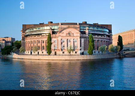 Il palazzo del parlamento (Casa del Parlamento / Riksdagshuset) a Stoccolma, Svezia. Esterno in vista fronte mare Foto Stock