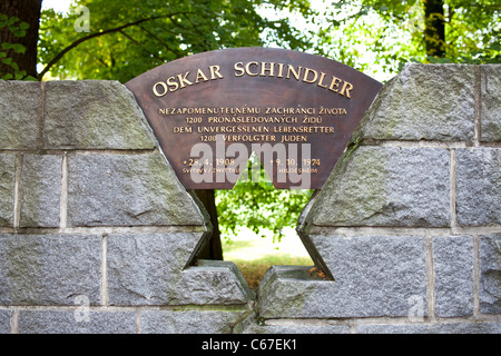 Dettaglio del monumento a Oskar Schindler oltre la strada nei confronti del suo luogo di nascita nella sua città nativa. Foto Stock