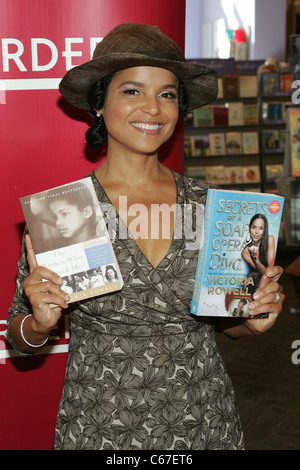 Victoria Rowell nel-l'aspetto del negozio per i segreti di una soap opera Diva libro firma con Victoria Rowell, frontiere Book Store, Las Vegas NV, Agosto 28, 2010. Foto di: James Atoa/Everett Collection Foto Stock