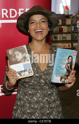 Victoria Rowell nel-l'aspetto del negozio per i segreti di una soap opera Diva libro firma con Victoria Rowell, frontiere Book Store, Las Vegas NV, Agosto 28, 2010. Foto di: James Atoa/Everett Collection Foto Stock