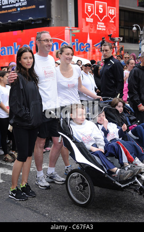 Jessica Biel in corrispondenza di una apparizione pubblica per xiv annuale di FEI REVLON Run/a piedi per le donne, Times Square, New York, NY Aprile 30, 2011. Foto di: Kristin Callahan/Everett Collection Foto Stock