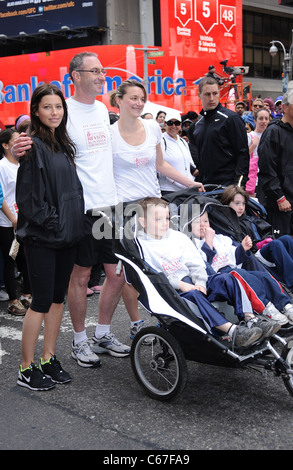 Jessica Biel in corrispondenza di una apparizione pubblica per xiv annuale di FEI REVLON Run/a piedi per le donne, Times Square, New York, NY Aprile 30, 2011. Foto di: Kristin Callahan/Everett Collection Foto Stock