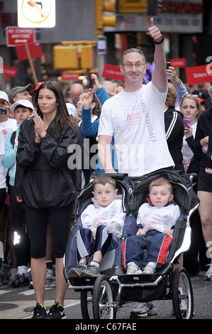 Jessica Biel in corrispondenza di una apparizione pubblica per xiv annuale di FEI REVLON Run/a piedi per le donne, Times Square, New York, NY Aprile 30, 2011. Foto di: Kristin Callahan/Everett Collection Foto Stock