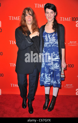 Patti Smith, Jessica Smith presso gli arrivi per tempo 100 GALA, Frederick P. Rose Hall - Jazz al Lincoln Center di New York, NY Aprile 26, 2011. Foto di: Gregorio T. Binuya/Everett Collection Foto Stock