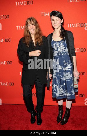 Patti Smith, Jessica Smith presso gli arrivi per tempo 100 GALA, Frederick P. Rose Hall - Jazz al Lincoln Center di New York, NY Aprile 26, 2011. Foto di: Desiree Navarro/Everett Collection Foto Stock