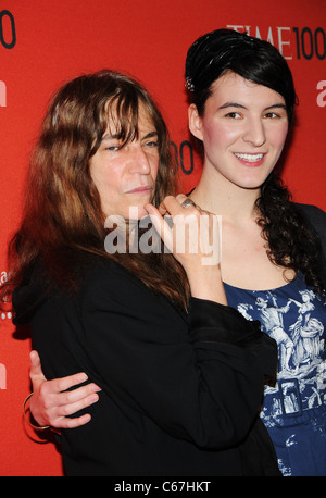 Patti Smith, Jessica Smith presso gli arrivi per tempo 100 GALA, Frederick P. Rose Hall - Jazz al Lincoln Center di New York, NY Aprile 26, 2011. Foto di: Desiree Navarro/Everett Collection Foto Stock