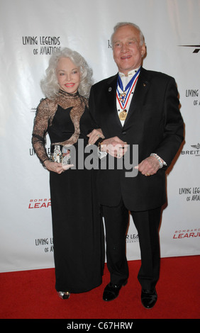 Buzz Aldrin, Lois Driggs Cannon presso gli arrivi per ottava edizione leggende viventi di aviazione Awards, il Beverly Hilton Hotel di Beverly Hills, CA 21 gennaio 2011. Foto di: Elizabeth Goodenough/Everett Collection Foto Stock