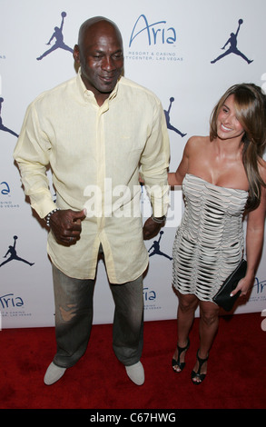 Michael Jordan, Yvette Prieto presso gli arrivi per la decima edizione Michael Jordan Celebrity Invitational (MJCI) di ricevimento di benvenuto, Haze Nightclub al ARIA Resort & Casino, Las Vegas NV, Marzo 30, 2011. Foto di: James Atoa/Everett Collection Foto Stock