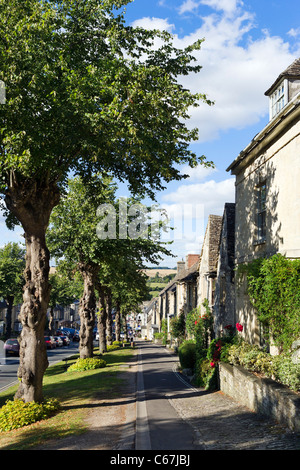 Vista giù per la strada principale del Cotswold città di Burford, Oxfordshire, England, Regno Unito Foto Stock