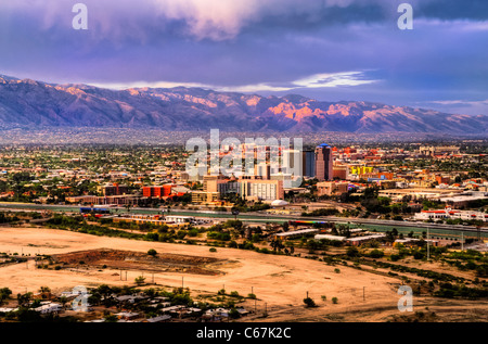 Il Tucson skyline è dominata da montagne in ogni direzione. Vicino alla città sono la Santa Catalina Mountains. Foto Stock