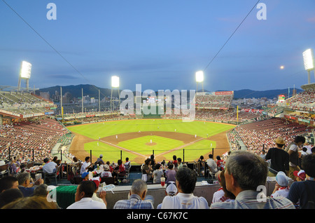 Hiroshima, Giappone - 14 Luglio 2011: l'Hiroshima carpe vs il Yokohama Baystars alla Mazda Stadium. Foto Stock