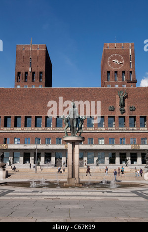 Il Municipio di Oslo, Rådhusplassen, Oslo, Norvegia. Foto:Jeff Gilbert Foto Stock