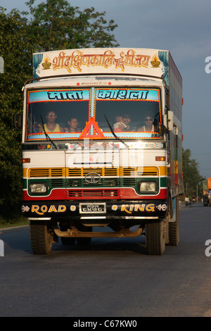 Decorate il nepalese Tata 1613 carrello velocità su una autostrada al tramonto Foto Stock