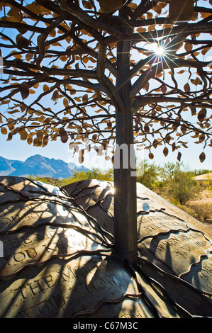 La struttura ad albero della conoscenza.... una straordinaria ascende ad albero da un libro di conoscenza, le sue radici intrecciano in tutto le parole. Foto Stock