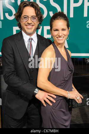 Robert Downey Jr., Susan Downey presso gli arrivi per DATA DI SCADENZA Premiere, Grauman's Chinese Theatre di Los Angeles, CA Ottobre 28, 2010. Foto Stock