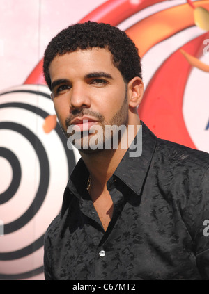 Drake presso gli arrivi per 2011 BET Awards, Shrine Auditorium, Los Angeles, CA il 26 giugno 2011. Foto di: Elizabeth Goodenough/Everett Foto Stock