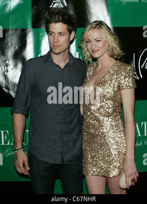 Tim Loden, Yvonne Strahovski di presenze per Pamela Anderson 44th festa di compleanno a Chateau, Chateau Nightclub & giardini a Paris Las Vegas Las Vegas NV, luglio 30, 2011. Foto di: James Atoa/Everett Collection Foto Stock