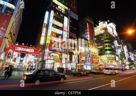 Kabuki-cho, una famosa vita notturna e il quartiere a luci rosse di Shinjuku di Tokyo, Giappone. Foto Stock