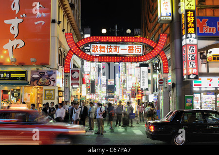 Kabuki-cho, una famosa vita notturna e il quartiere a luci rosse di Shinjuku di Tokyo, Giappone. Foto Stock