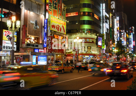 Kabuki-cho, una famosa vita notturna e il quartiere a luci rosse di Shinjuku di Tokyo, Giappone. Foto Stock