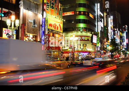 Kabuki-cho, una famosa vita notturna e il quartiere a luci rosse di Shinjuku di Tokyo, Giappone. Foto Stock