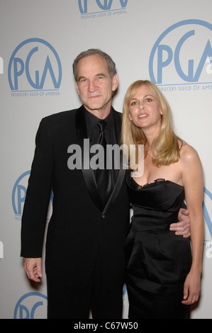 Herskovitz Marshall, Landry principali presso gli arrivi per la XXII edizione produttori Guild of America PGA Awards, il Beverly Hilton Hotel di Beverly Hills, CA 22 gennaio 2011. Foto Da: Michael Germana/Everett Collection Foto Stock