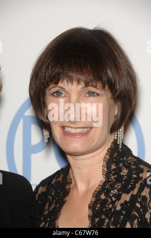 Gale Anne Hurd presso gli arrivi per la XXII edizione produttori Guild of America PGA Awards, il Beverly Hilton Hotel di Beverly Hills, CA 22 gennaio 2011. Foto Da: Michael Germana/Everett Collection Foto Stock