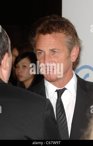 Sean Penn presso gli arrivi per la XXII edizione produttori Guild of America PGA Awards, il Beverly Hilton Hotel di Beverly Hills, CA 22 gennaio 2011. Foto Da: Michael Germana/Everett Collection Foto Stock