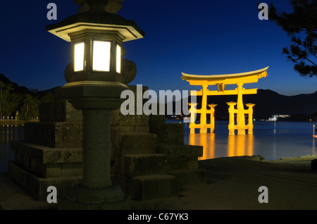 Il otori gate che accoglie i visitatori di Miyajima, Giappone. Foto Stock