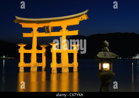 Il otori gate che accoglie i visitatori di Miyajima, Giappone. Foto Stock