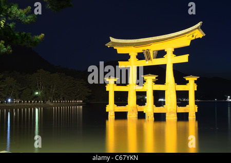 Il otori gate che accoglie i visitatori di Miyajima, Giappone. Foto Stock