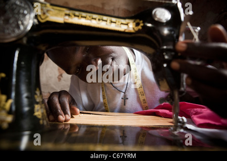 Una giovane donna apprende la cucitura in una scuola professionale in Amuria, Uganda, Africa orientale. Foto Stock