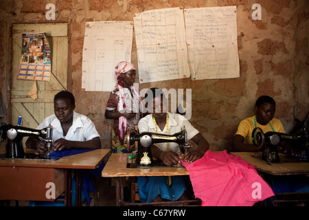 Le ragazze adolescenti per saperne di sartoria in una scuola professionale in Amuria, Uganda, Africa orientale. Foto Stock