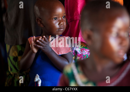 Un giovane bambino frequenta un servizio di chiesa in Amuria, Uganda, Africa orientale. Foto Stock