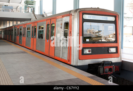 La stazione della metropolitana e treno nella zona del Pireo di Atene, Grecia. Foto Stock